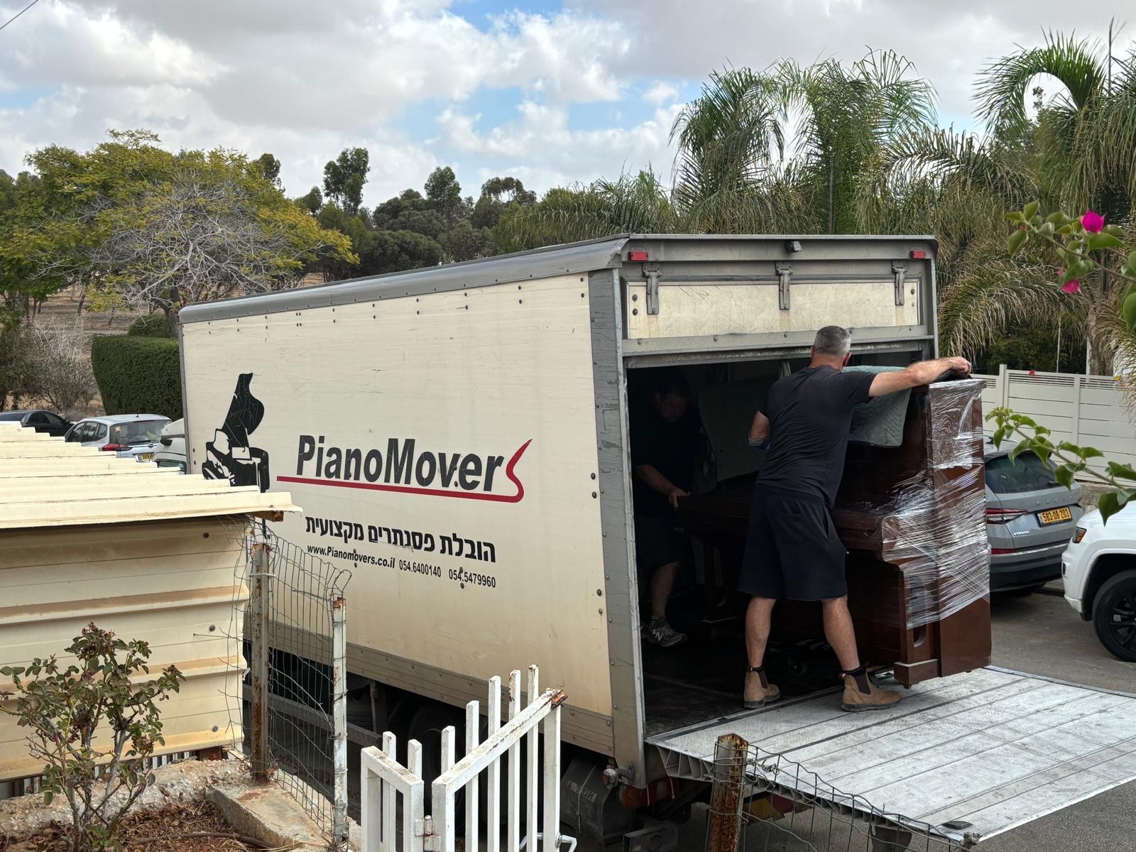 משאית להובלת פסנתרים