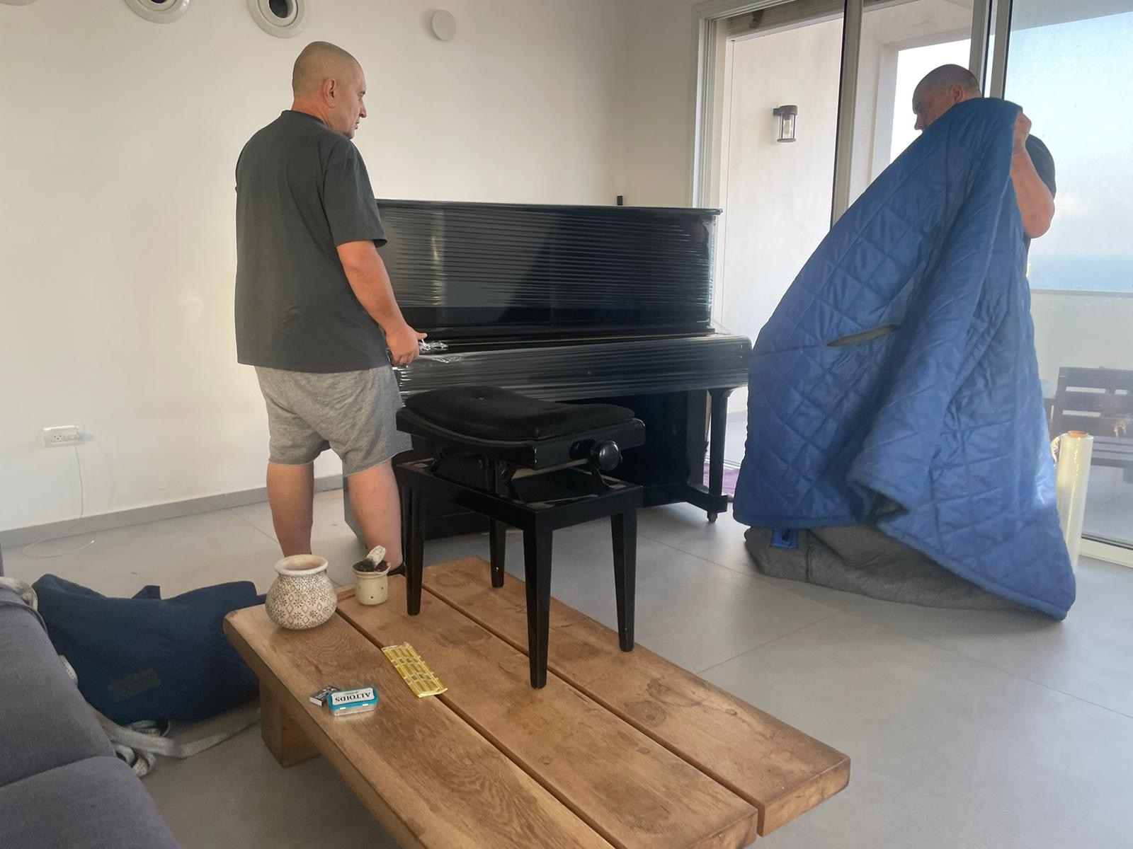 פירוק והרכבת פסנתר בזמן ההובלה